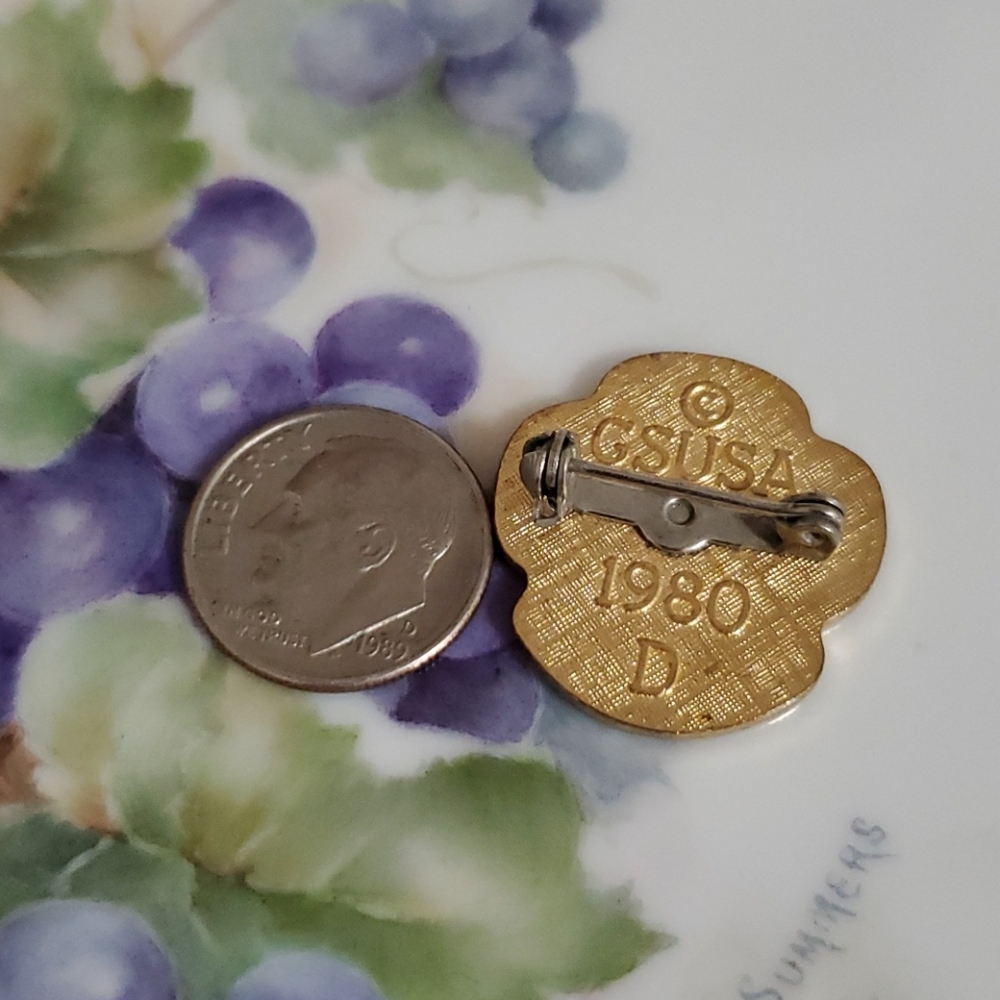 •Girl Scouts of America•Vintage 1980 green/gold pin - Picture 2 of 3